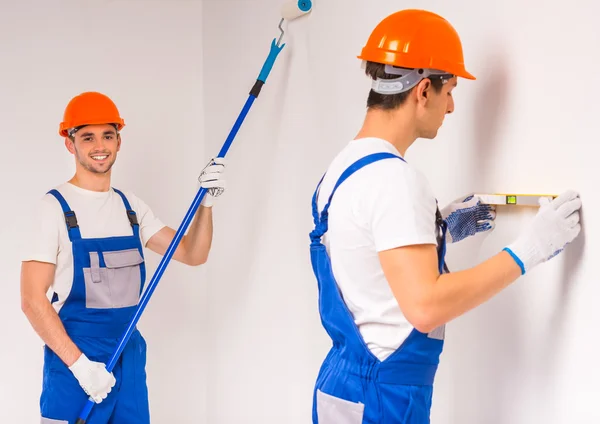 Reparaciones masculinas en interiores — Foto de Stock