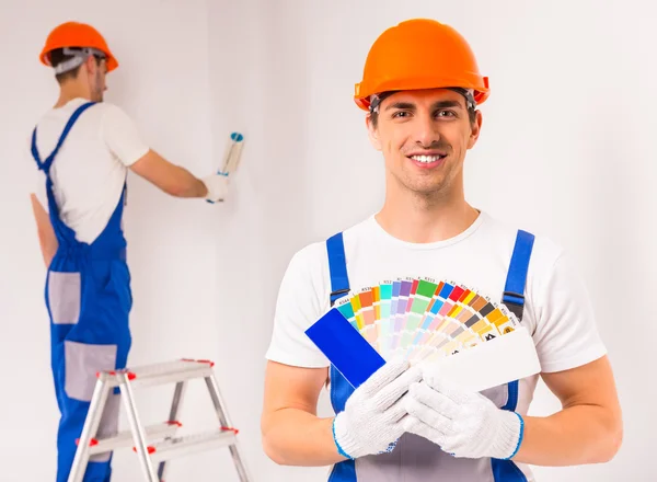 Male repairs indoors — Stock Photo, Image