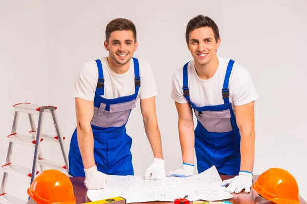 Reparaciones masculinas en interiores — Foto de Stock