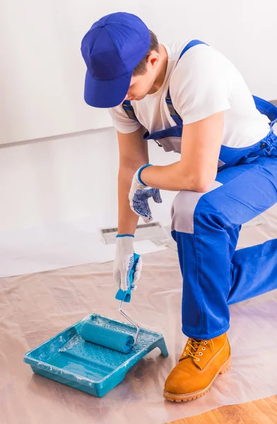 Reparaciones masculinas en interiores — Foto de Stock