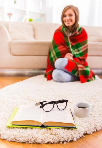 Mujer en casa — Foto de Stock