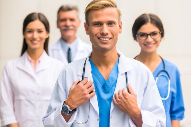 Doktorlar hastanede.