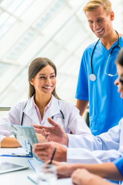 Doktorlar hastanede.