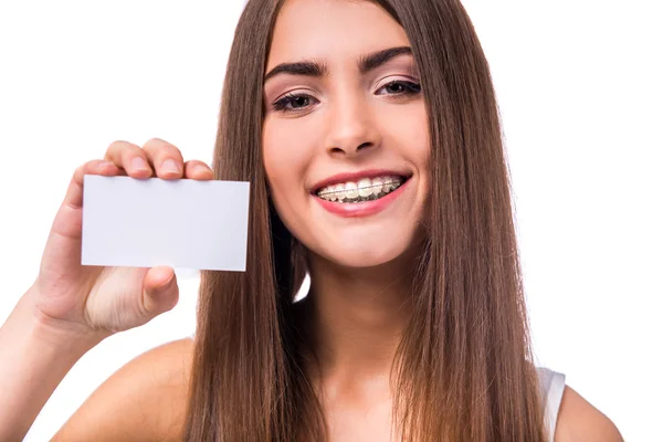 diş telleri olan kadın