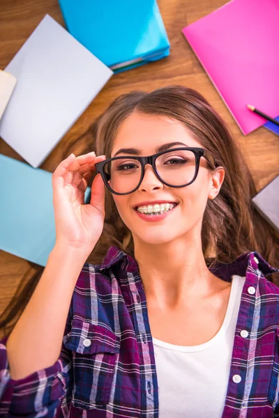 Mujer con aparatos ortopédicos — Foto de Stock