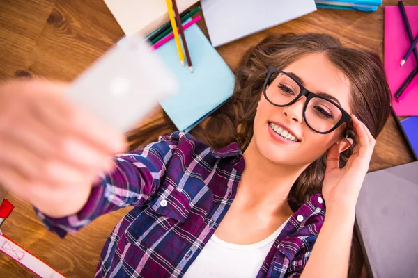 diş telleri olan kadın