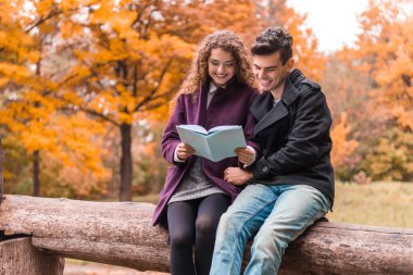 sonbahar üzerinde iki yürüyüş