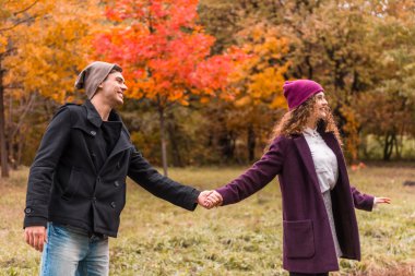 sonbahar üzerinde iki yürüyüş