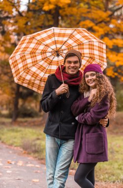 sonbahar üzerinde iki yürüyüş