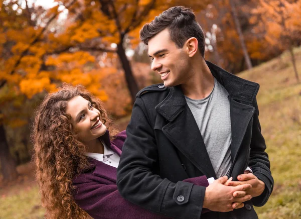 Koppel op herfstwandeling — Stockfoto