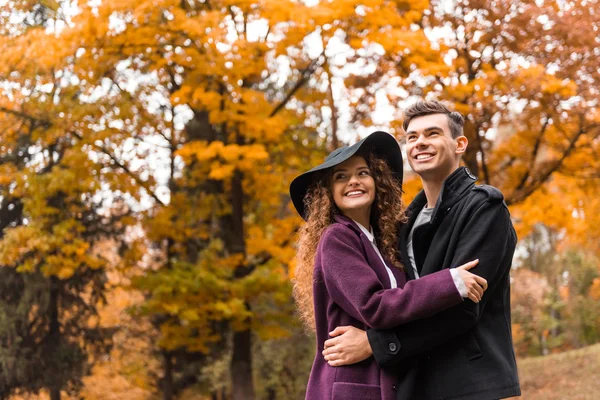 Koppel op herfstwandeling — Stockfoto