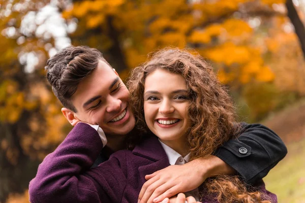 Koppel op herfstwandeling — Stockfoto