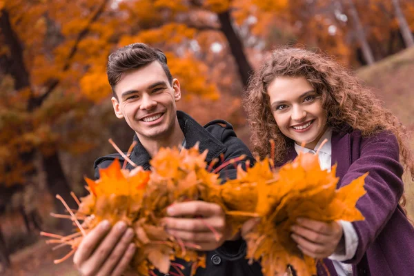 Couple on autumn walk — Stock Photo, Image