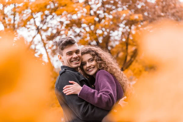 Koppel op herfstwandeling — Stockfoto