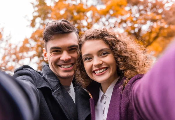 Koppel op herfstwandeling — Stockfoto