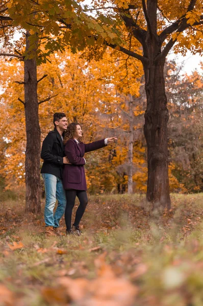 Paar auf Herbstwanderung — Stockfoto