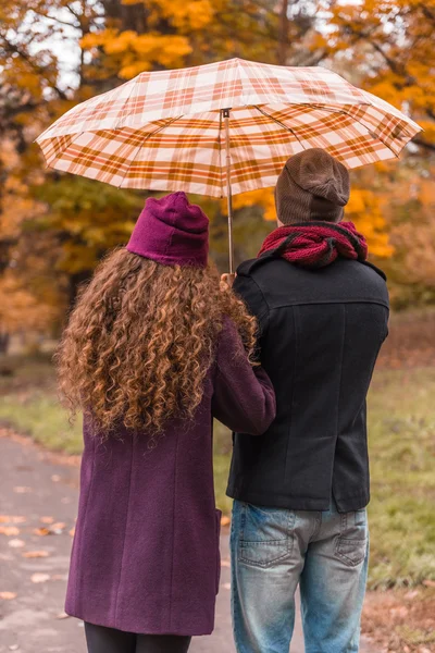 Pareja en paseo de otoño —  Fotos de Stock