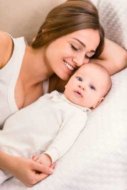 küçük mutlu bebek