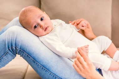 küçük mutlu bebek