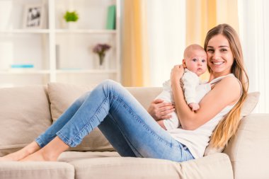 küçük mutlu bebek