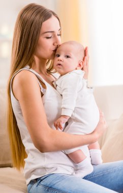 küçük mutlu bebek