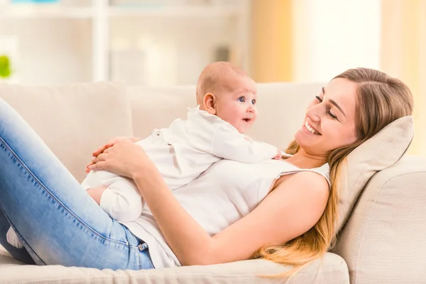 Petit bébé heureux — Photo