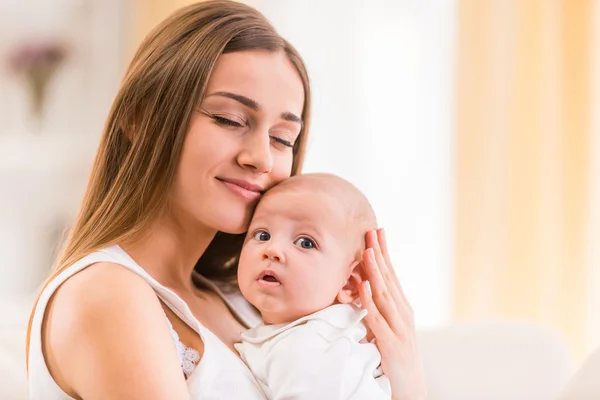 Wenig glückliches Baby — Stockfoto