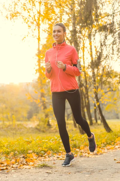 Running in the autumn park — Stock Photo, Image