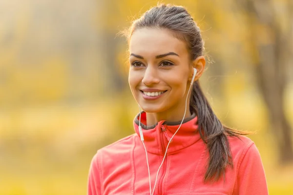 Running in the autumn park — Stock Photo, Image