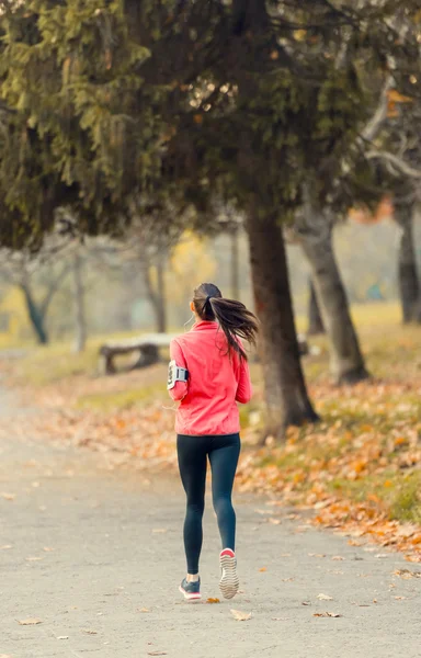 Running in the autumn park — Stock Photo, Image