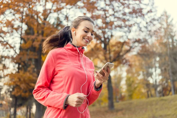 Running in the autumn park — Stock Photo, Image