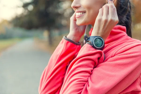 Running in the autumn park — Stock Photo, Image