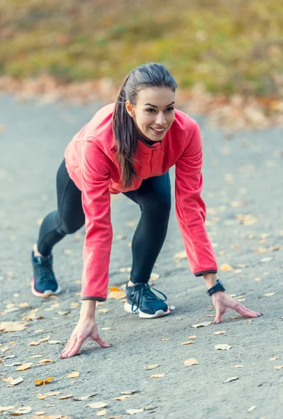 Corriendo en el parque de otoño — Foto de Stock