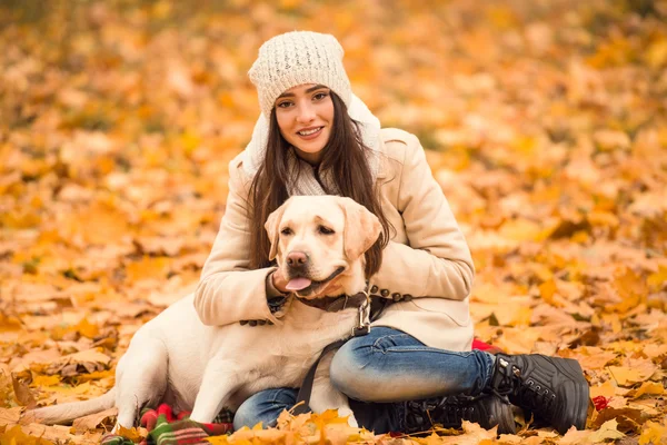 Paseo en el parque de otoño — Foto de Stock