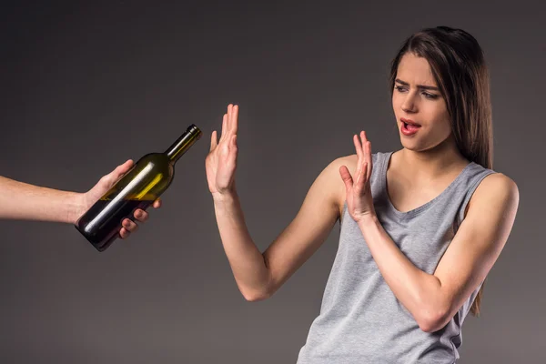 социально-правовые проблемы женщин. поддержка в кризисной ситуации. помощь женщине в трудной жизненной ситуации. девушка хватается за голову. социальные проблемы женщин.