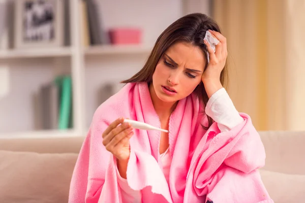 Junge kranke Frau — Stockfoto