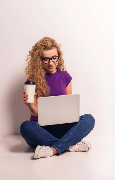 Vrouw met jeans — Stockfoto