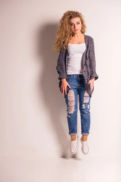 Vrouw met jeans — Stockfoto