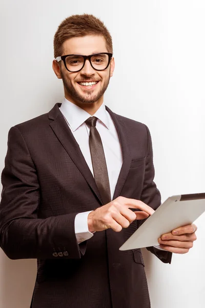 Joven hombre de negocios en estudio —  Fotos de Stock