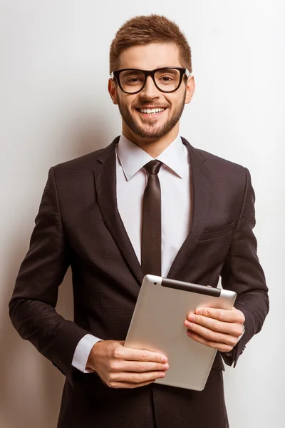 Joven hombre de negocios en estudio —  Fotos de Stock