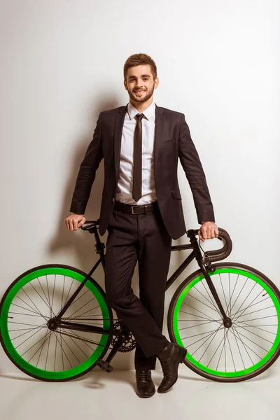 Joven hombre de negocios con bicicleta — Foto de Stock