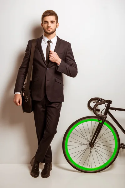 Junger Geschäftsmann mit Fahrrad — Stockfoto