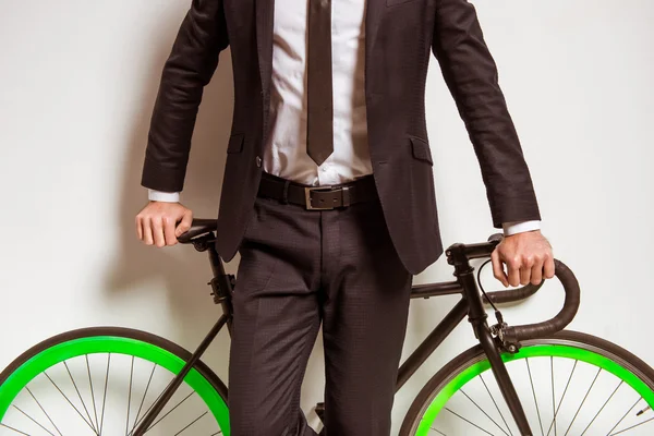 骑单车的年轻商人 — 图库照片