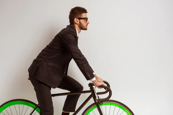 Junger Geschäftsmann mit Fahrrad — Stockfoto