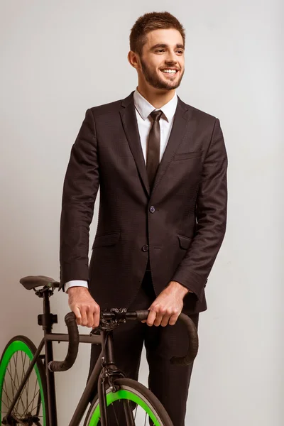 Jovem empresário com bicicleta — Fotografia de Stock
