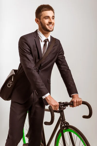 Jovem empresário com bicicleta — Fotografia de Stock