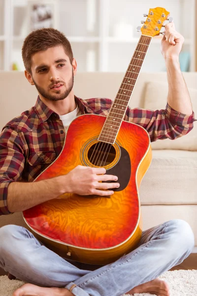 Jonge man thuis — Stockfoto