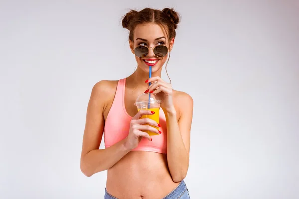 Retrato Uma Bela Menina Bebendo Suco Isolado Fundo Cinza — Fotografia de Stock