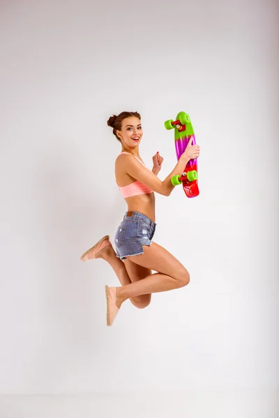 Portrait Une Belle Jeune Fille Avec Planche Roulettes Isolée Sur — Photo