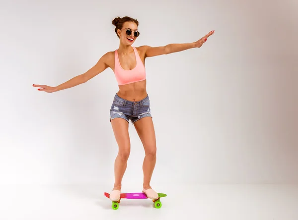 Portret Van Een Mooi Jong Meisje Met Skateboard Geïsoleerd Grijze — Stockfoto